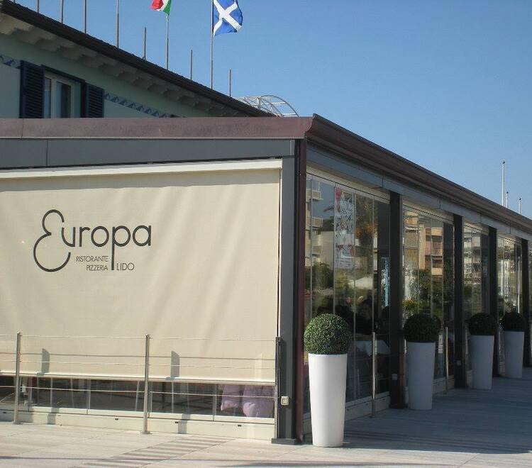 Il ristorante pizzeria Europa sul lungomare di Lido di Camaiore