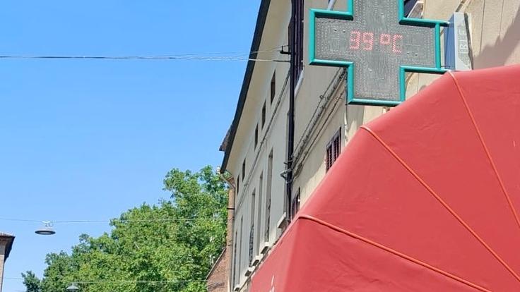 Ondata di calore oggi è il giorno più duro. Po in leggera risalita