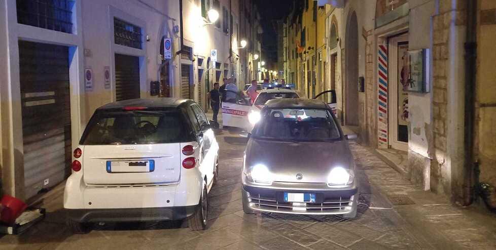 La Fiat Seicento bloccata dalle forze dell’ordine in via Carraia dopo un lungo inseguimento