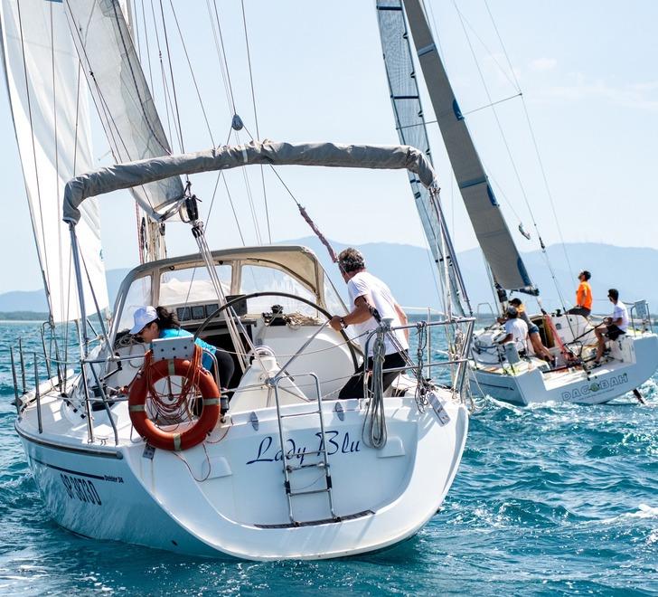 Un momento della partenza della gara organizzata dall’Yacht Club Repubblica Marinara di Pisa con tante imbarcazioni provenienti dai porti vicini soprattutto quello di Livorno
