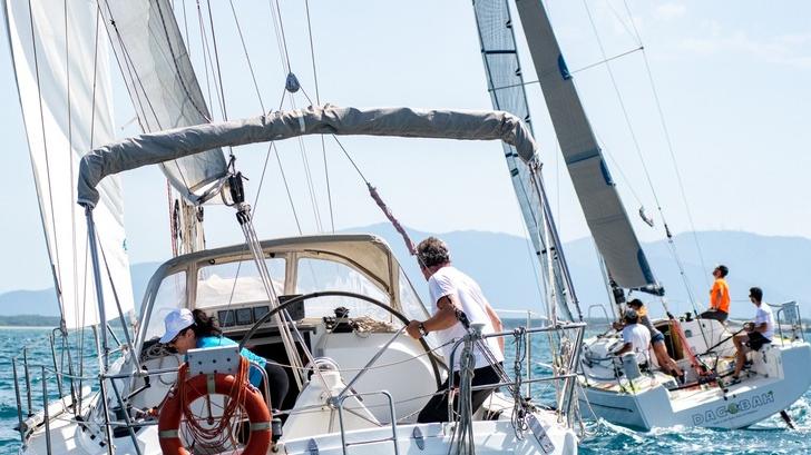 Un momento della partenza della gara organizzata dall’Yacht Club Repubblica Marinara di Pisa con tante imbarcazioni provenienti dai porti vicini soprattutto quello di Livorno