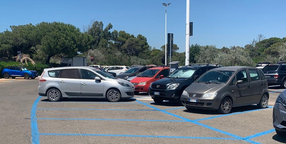 Stalli blu a Principina, la rabbia degli stabilimenti e il possibile dietrofront: «L’esperimento non funziona»