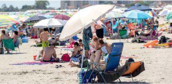Spiagge libere prese d'assalto. Pochi soldi e tanta voglia di mare