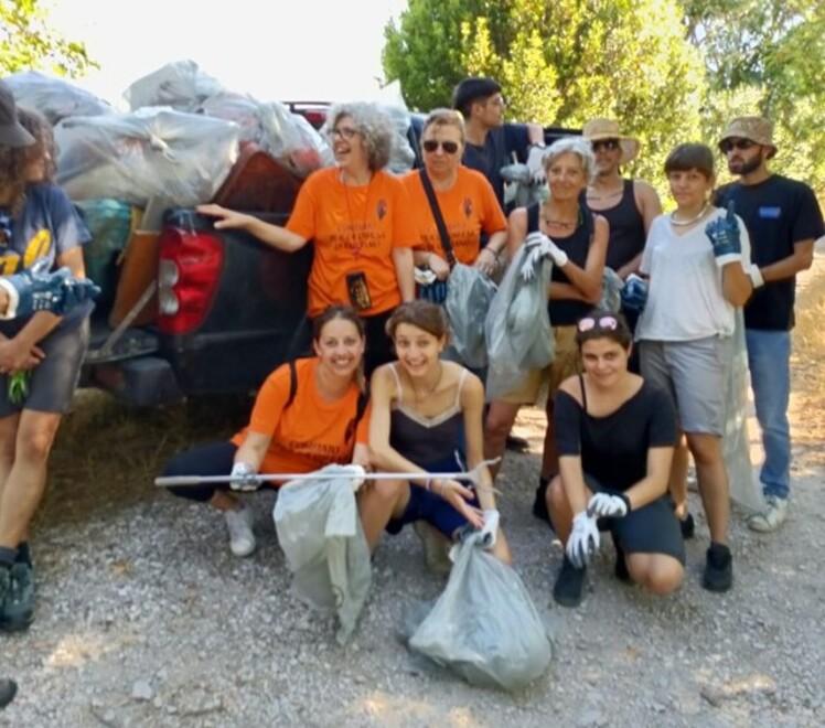 Un gruppo dei volontari con in prima linea  i componenti del comitato per la difesa di Coltano  e i ragazzi  del Movimento No base