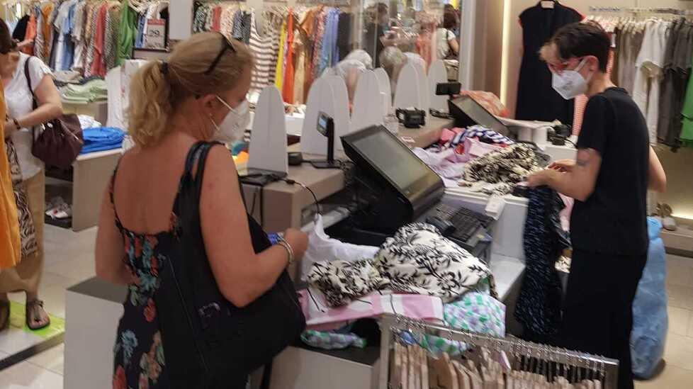 Il caldo non raffredda i saldi si compra meno, ma meglio