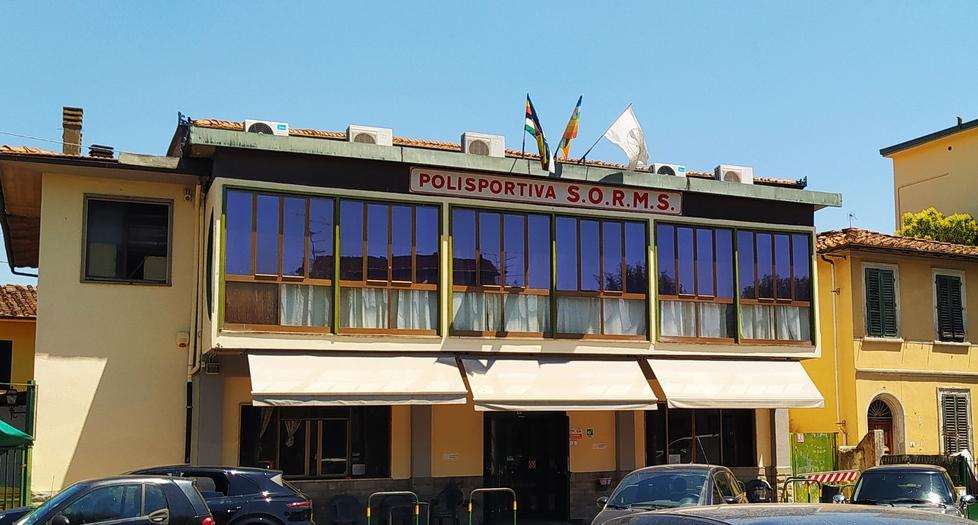 Litigano e lo accoltella al circolo I clienti scappano terrorizzati