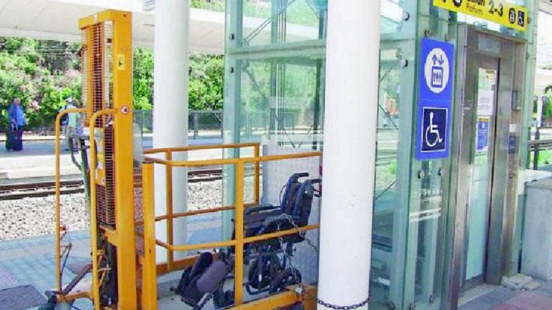 La protesta di un disabile: «Stazione senza montacarico»