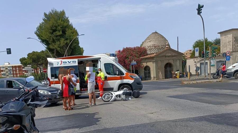 Scontro tra auto e scooter in viale Nazario Sauro, ferito un 83enne