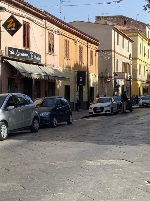Sassari, aggredisce i baristi poi spacca una vetrina: denunciato un 30enne