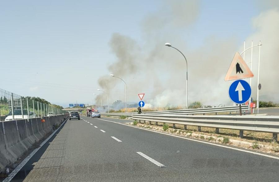 Sterpaglie in fiamme vicino alla Variante Aurelia