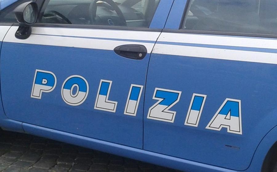 Pugni e schiaffi a un turista per rubargli telefono, fermato