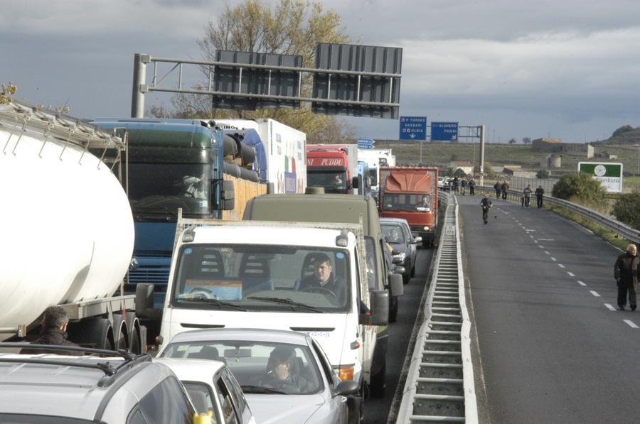 sblocco stradale sulla 131, protesta latte