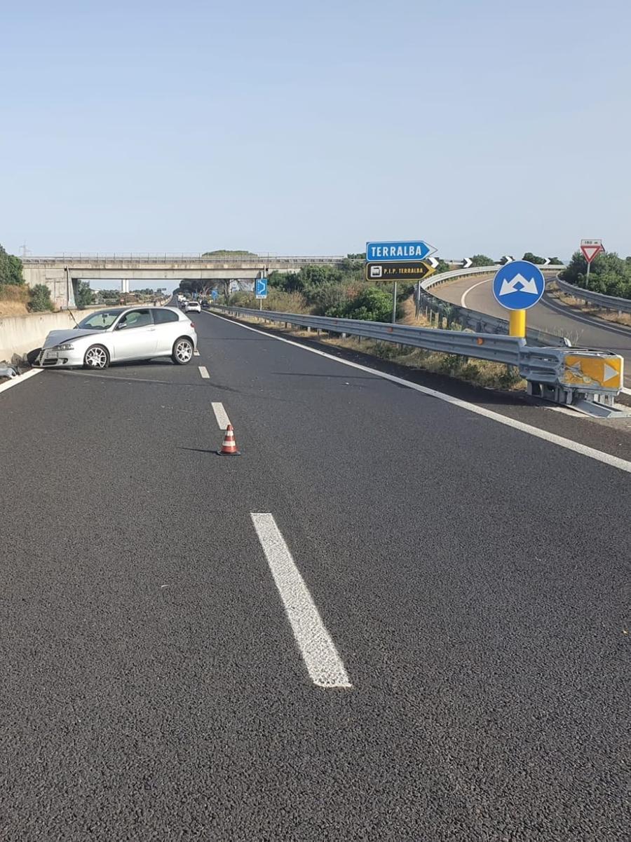 Terralba, auto sbatte sul guard rail della 131 e termina la corsa in mezzo alla strada