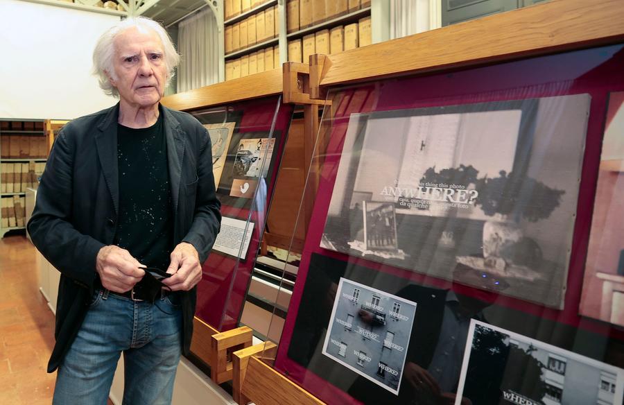 
	Gianni Martini accanto alle sue opere in mostra

