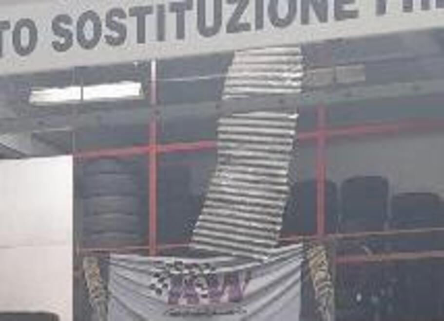 Carpi, due operai precipitano dal tetto 