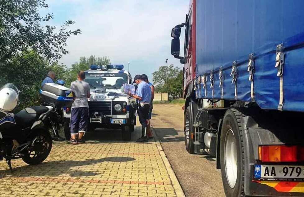 Modena Controlli sui mezzi pesanti, 14 camion fuorilegge 
