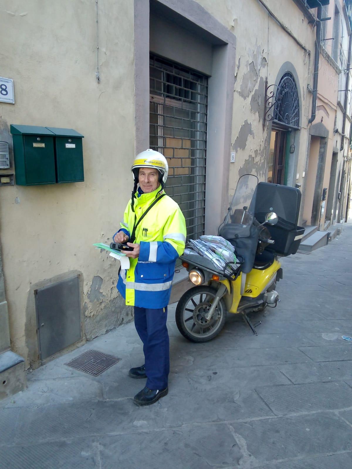 Il postino va in pensione dopo 320mila chilometri: «Ho sempre rifiutato il posto in ufficio»