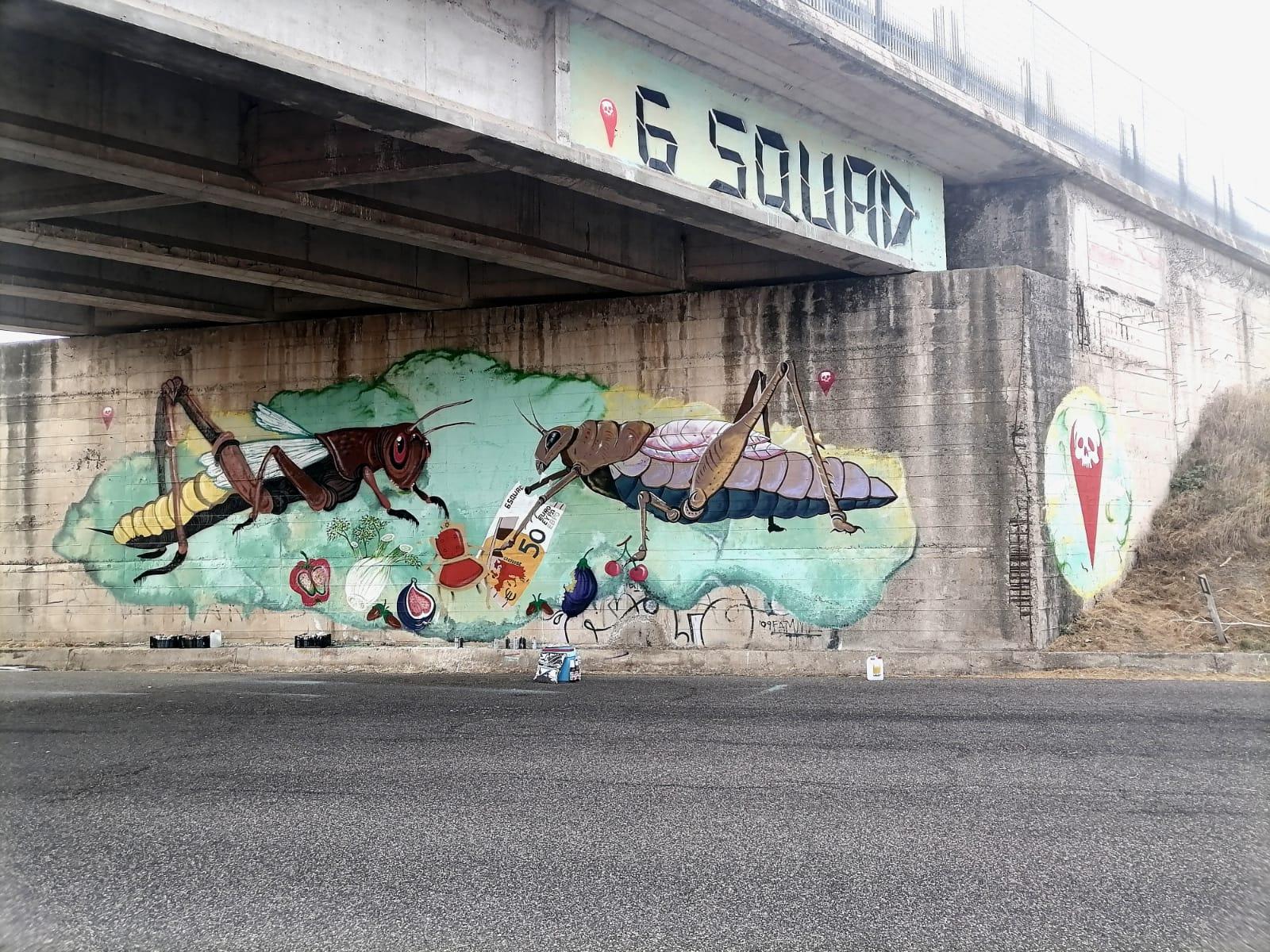 L’invasione delle cavallette in un murale, l’arte tra denuncia, protesta e memoria 