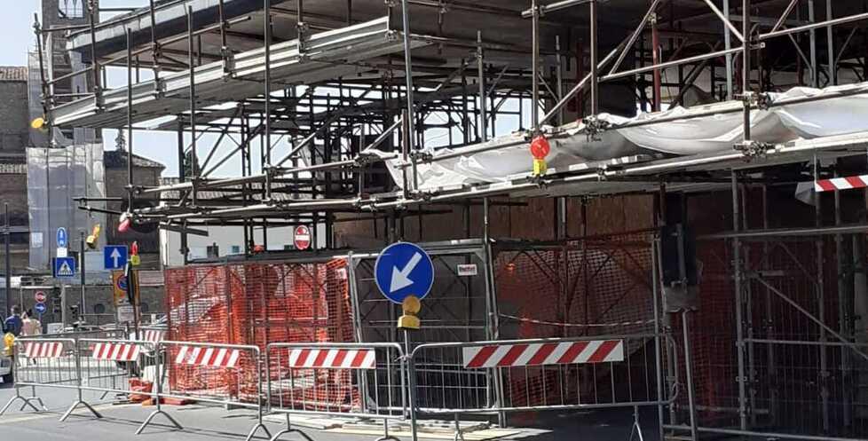 Il cantiere (con alcuni ponteggi abbassati per agevolare il restauro) in cui è rimasto incastrato il camion