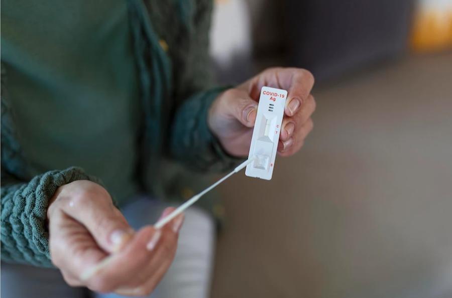 Covid, moda tamponi fai-da-te per evitare le quarantene
