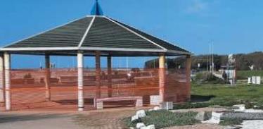Passano i mesi, ancora recintato il gazebo davanti ai Tre Ponti