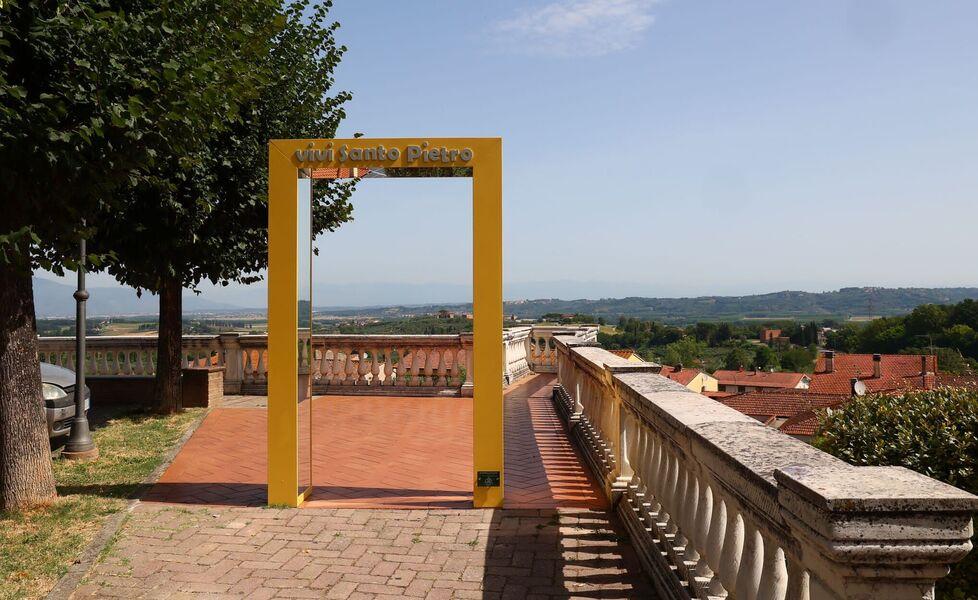 Una veduta  della piazza di Santo Pietro e il “selfie point” inaugurato pochi giorni fa sulle terrazza Belvedere