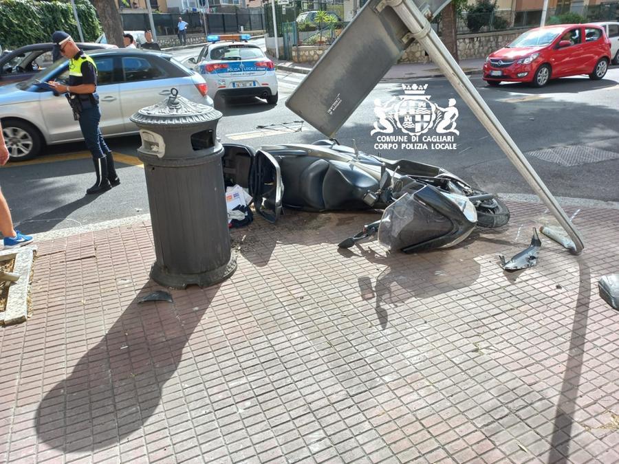 Dopo l’urto con un’auto si schiantano sul palo: gravi 2 giovani a Cagliari