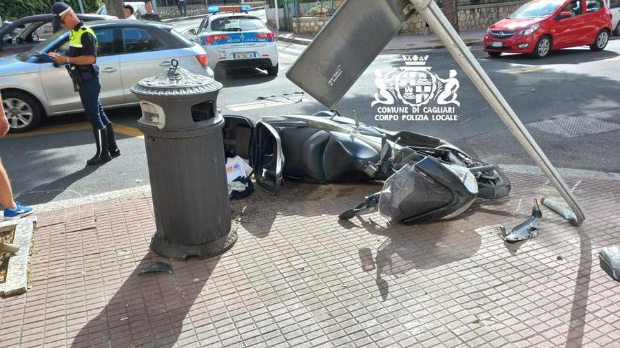 Dopo l’urto con un’auto si schiantano sul palo: gravi 2 giovani a Cagliari
