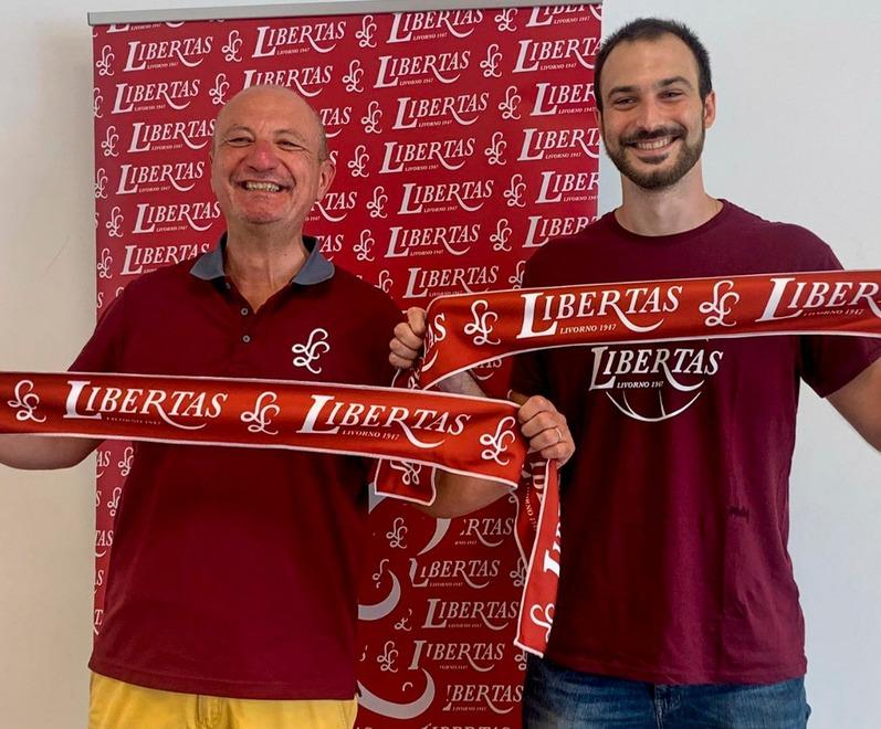Il presidente della Libertas. Roberto Consigli, insieme al nuovo acquisto Jacopo Lucarelli con le sciarpe Libertas. La presentazione è avvenuta alla palestra NumeroUno Fitness in Largo dei Valdesi (foto Masini-Silvi)