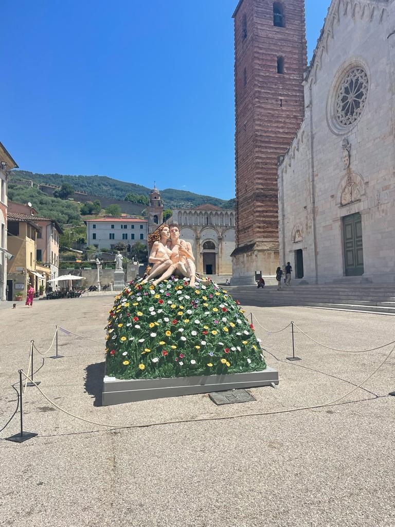 Pietrasanta, esasperato dal caos movida prende per il collo un minore 