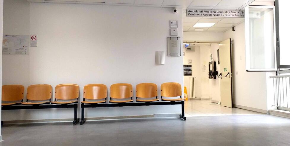 La sala di attesa della guardia medica che a Massa è ospitata nella Casa della Salute di via Bassa Tambura