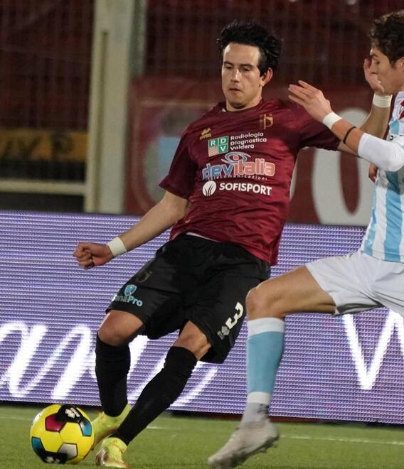 L’ormai ex giocatore granata Lorenzo Milani in azione durante una partita allo stadio Mannucci contro la Vis Pesaro nella scorsa stagione (foto F. Silvi)