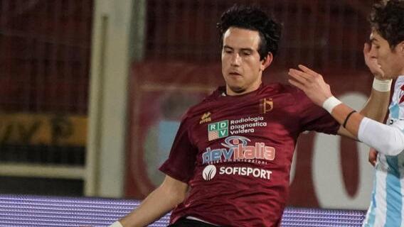 L’ormai ex giocatore granata Lorenzo Milani in azione durante una partita allo stadio Mannucci contro la Vis Pesaro nella scorsa stagione (foto F. Silvi)