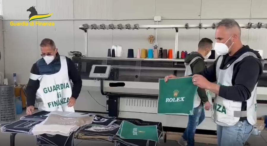 Contraffazione di lusso in Versilia: denunciate 9 persone e sequestrati 13.000 prodotti