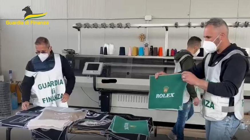 Contraffazione di lusso in Versilia: denunciate 9 persone e sequestrati 13.000 prodotti