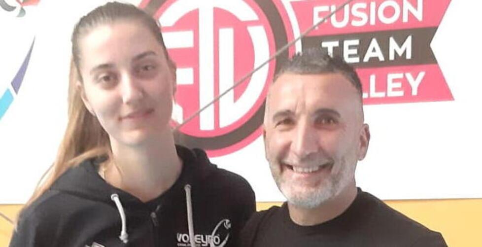 Lavinia Mariani giovane talento del 2004 con accanto il diesse  delle bianconere Oreste Miccoli