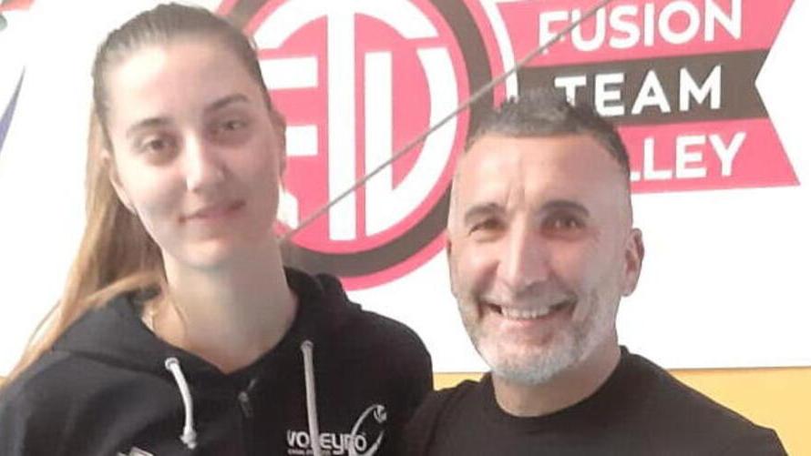 Lavinia Mariani giovane talento del 2004 con accanto il diesse delle bianconere Oreste Miccoli