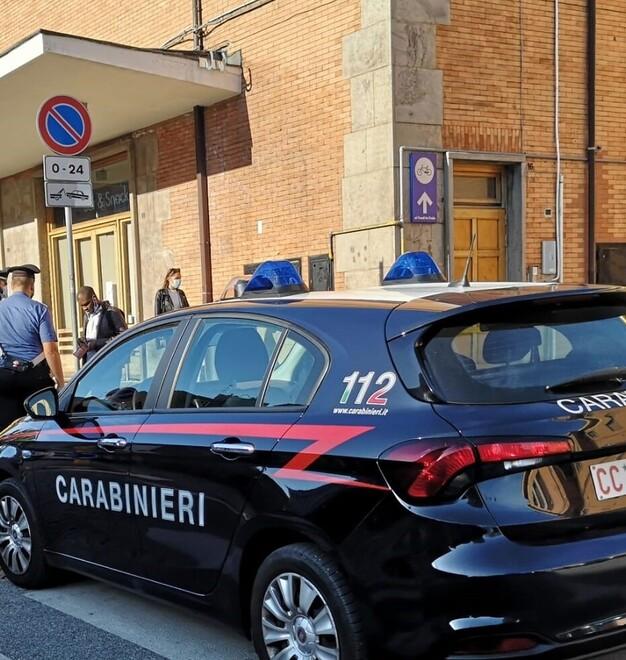 L’abbraccia per la strada e gli ruba la collana d’oro