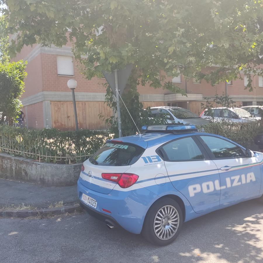 Modena, bimbo precipita dal quinto piano