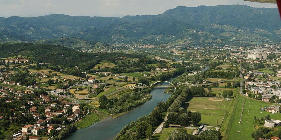 Un rendering mostra l’aspetto del nuovo ponte sul Serchio