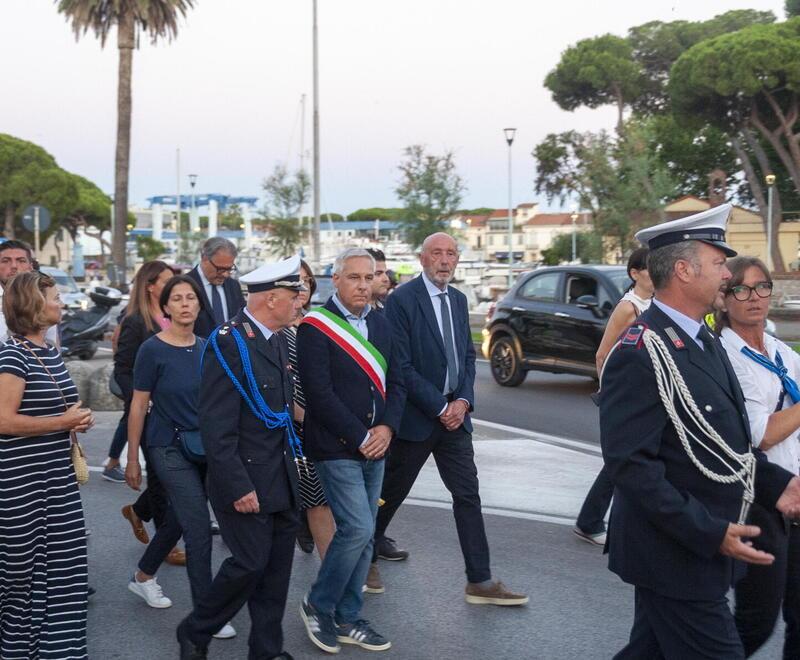 Viareggio, Del Ghingaro contestato al corteo per la strage. Il caso in consiglio comunale: «Un’offesa alla città»