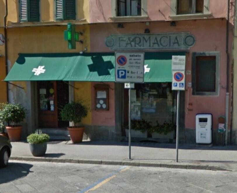 La farmacia di piazza Mazzini dove sabato c’è stato il tentativo di rapina