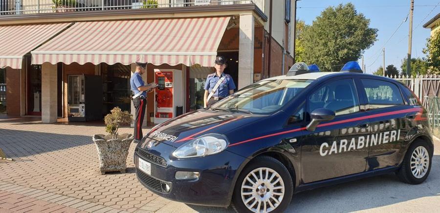 Codigoro. Con la truffa dello specchietto gli sottrae 50 euro