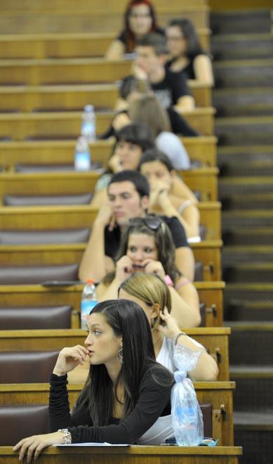 Crollo dei diplomi e fuga dalle università dell’isola 