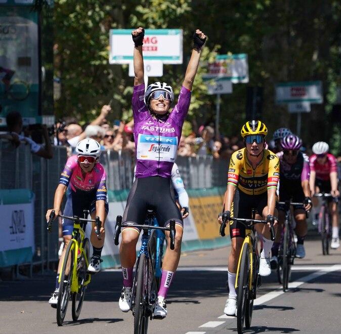 Elisa Balsamo rispetta il pronostico e vince in volata la tappa reggiana