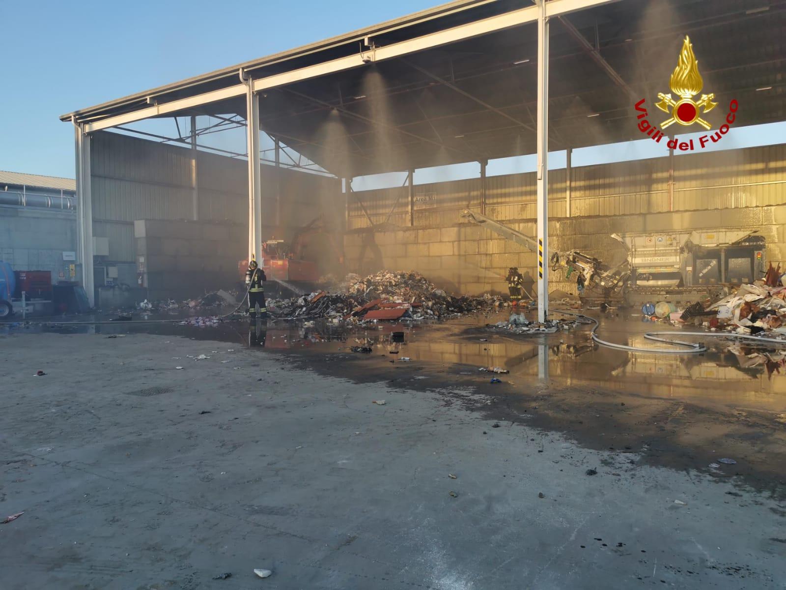 Modena Principio di incendio alla carta nell’area rifiuti di via Caruso