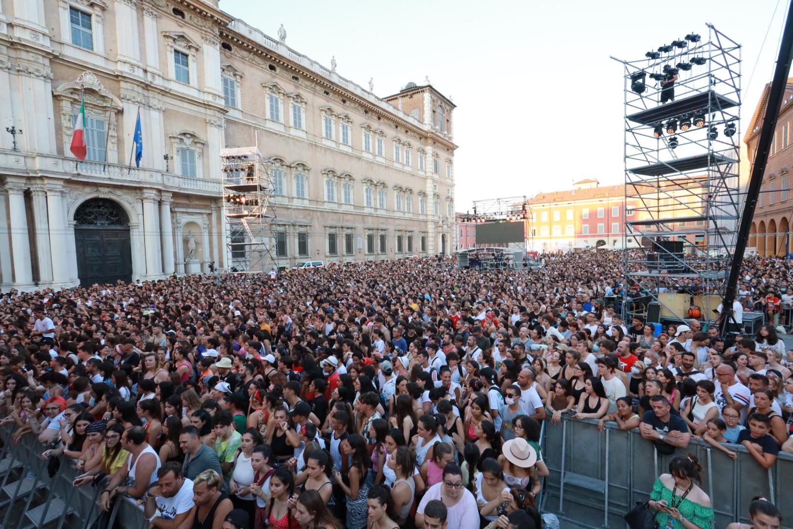 Radio Bruno Estate a Modena Primi fan in fila già dalle 17 «Non possiamo perdercelo» 