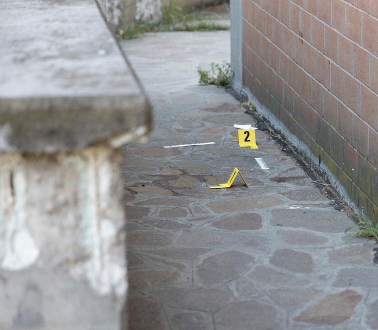 Modena, bimbo precipitato. Il racconto dei vicini: «Le urla nel cortile e il pianto del piccolo»