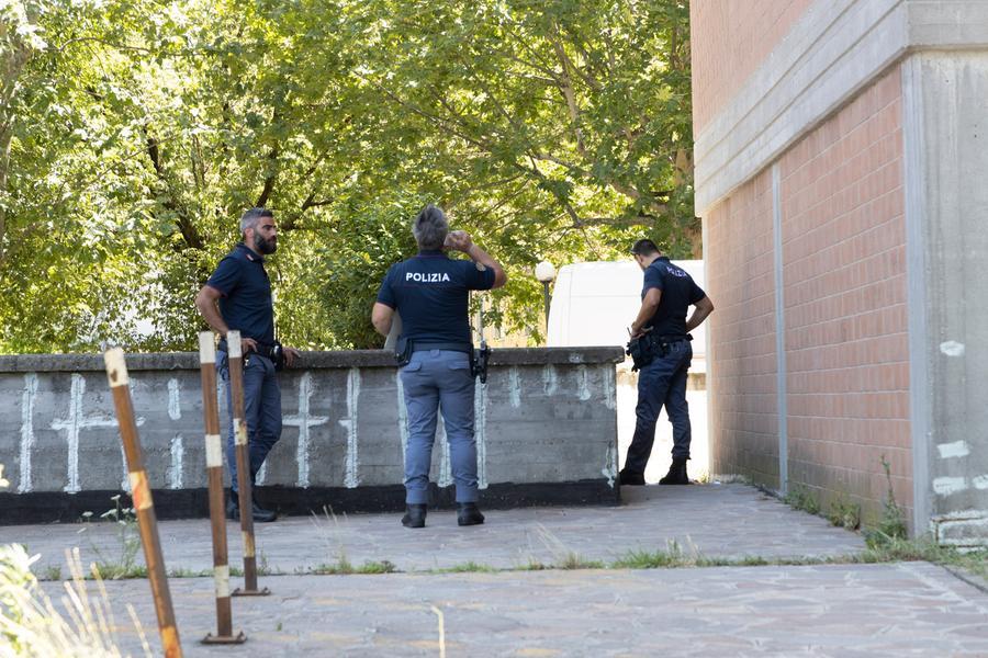 Bimbo cade dal 5° piano in via Pisacane
