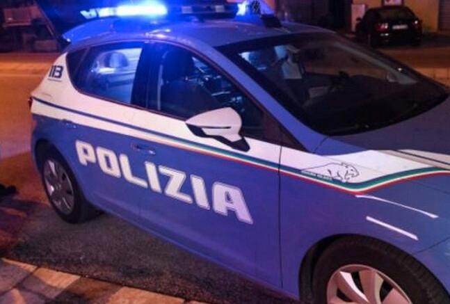 Lei lo picchia in mezzo alla strada, lui viene travolto da un’auto: è grave